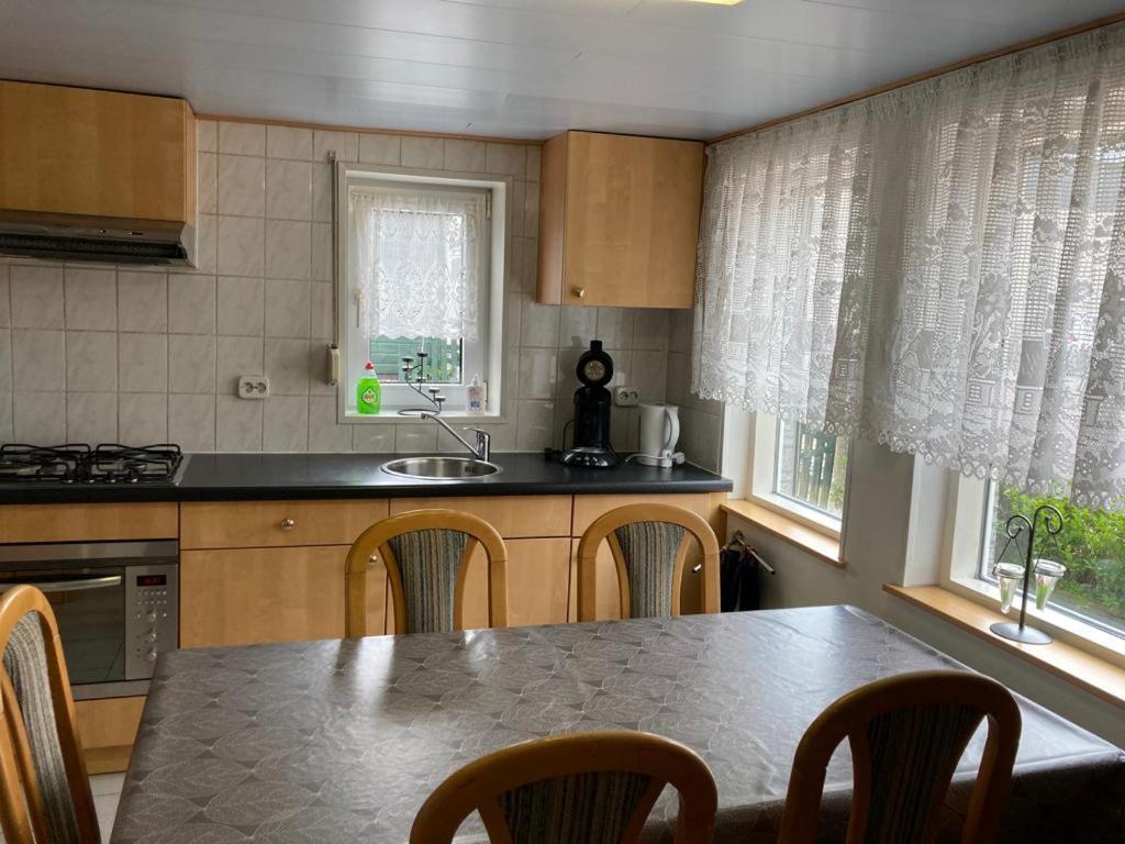 Schwone Diekhuusje - Vakantiewoning Aan De Noordzeekust Vila Schoondijke Exterior foto